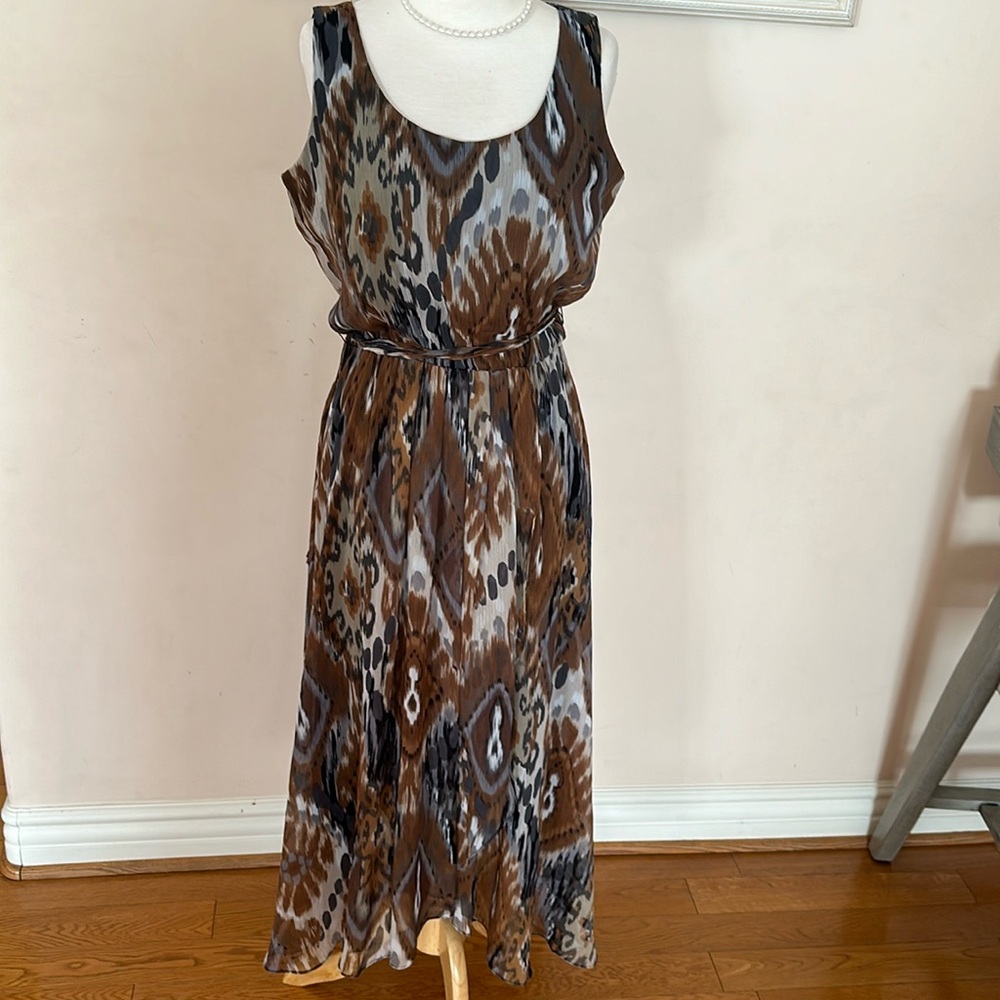 Addressing woman lined sleeveless dress.